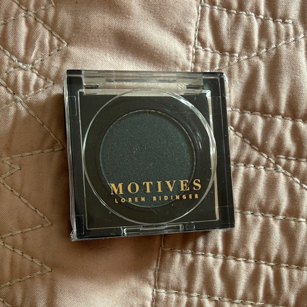 Motives dark blue  Eyeshadow moonlight color